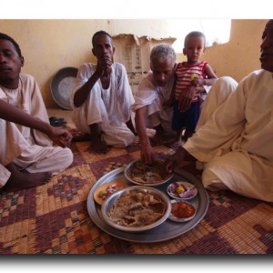 スーダンの20人家族のお宅で「隣の朝ごはん」。